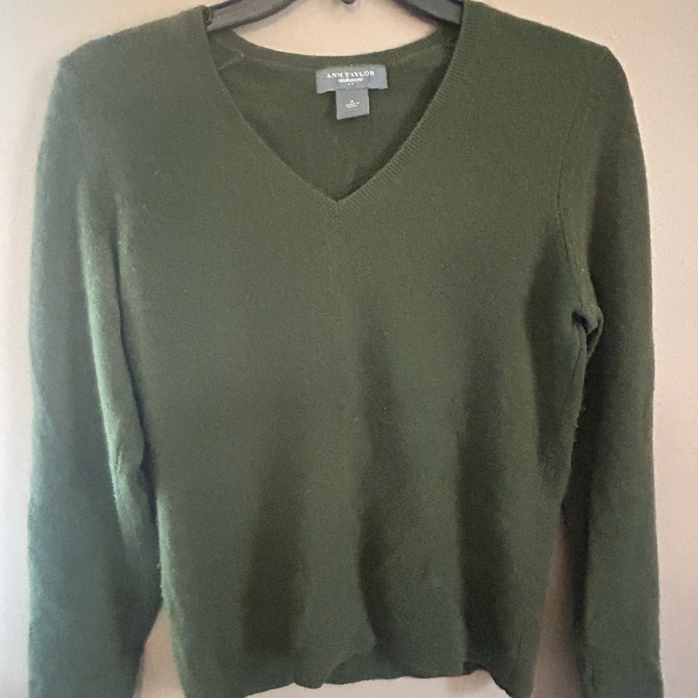 Ann Taylor V-neck Cashmere sweater Size Small